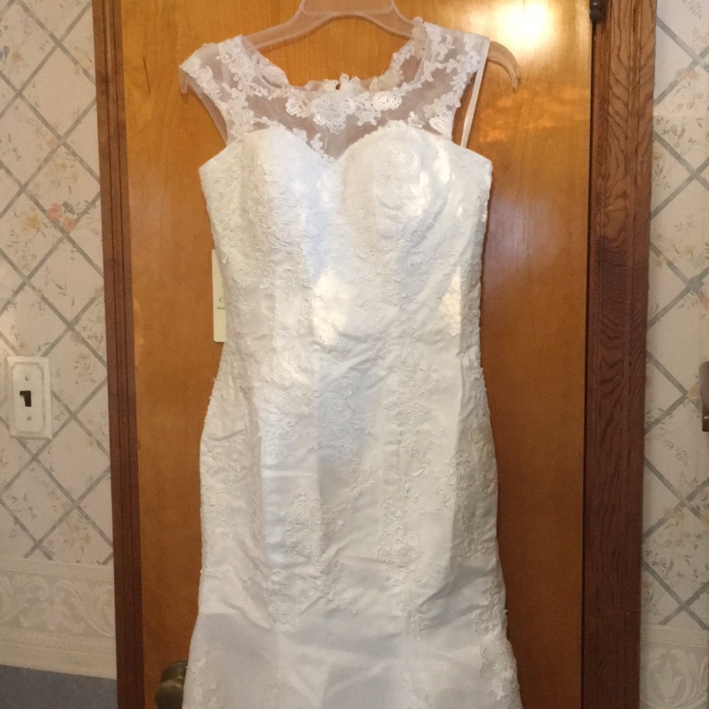 New simple lace wedding gown